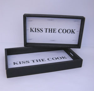 Set van 2 dienbladen "Kiss the cook"